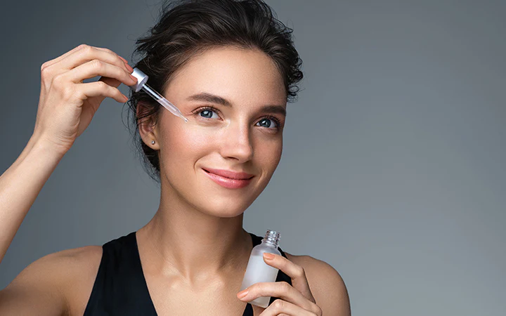 woman applying face serum 10 Best Serum For Glowing Skin In India (2023)