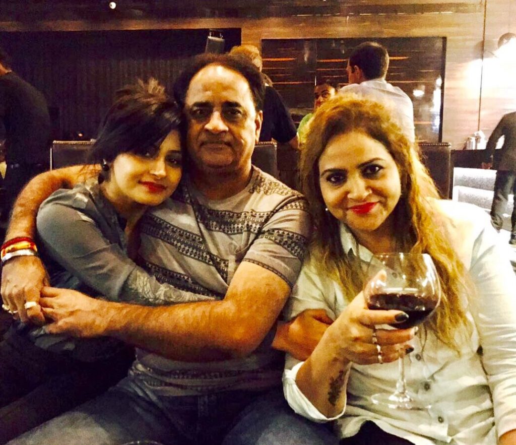 Yukti Kapoor with Parents 1