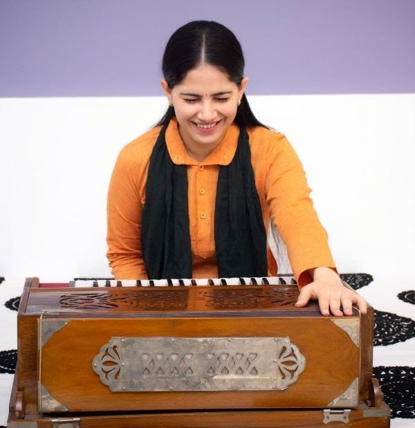 Jaya Kishori playing Harmonium