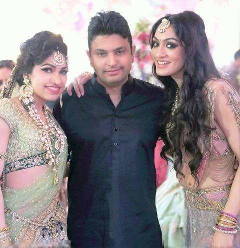 Khushali Kumar with her brother and sister