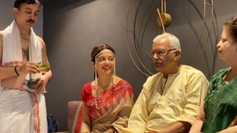 Neha Pendse with her parents during the grahmukh 768x432 1