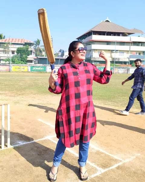 Thesni Khan playing cricket