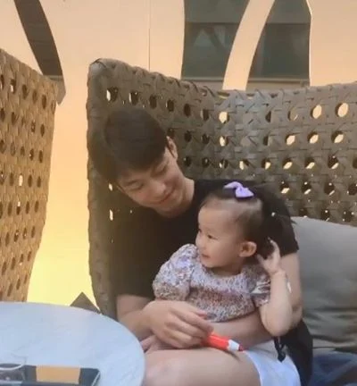 Wi Ha joon with his niece